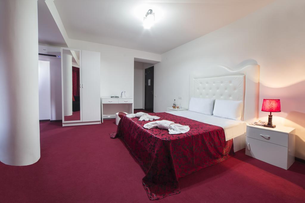 Hotel Grand Palace Τυφλίδα Εξωτερικό φωτογραφία