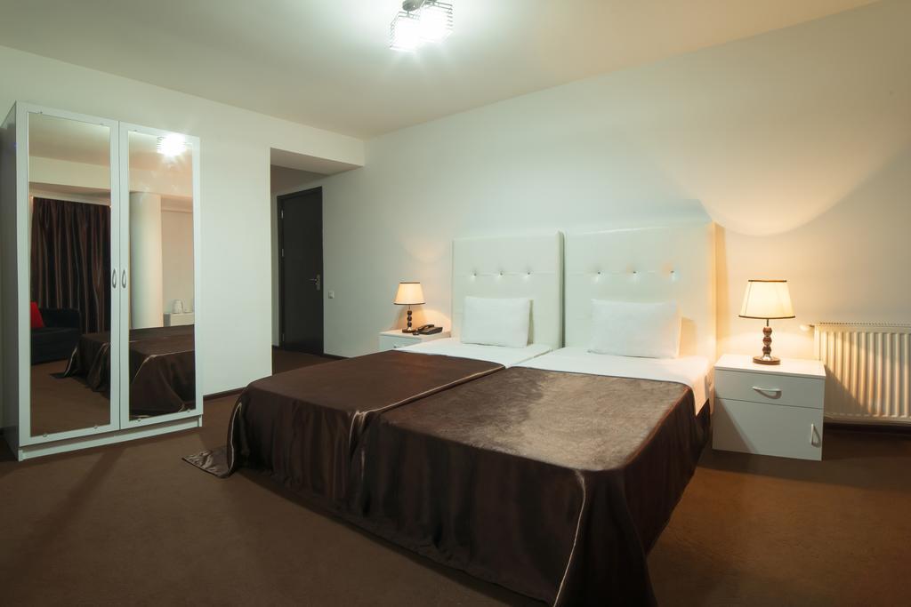 Hotel Grand Palace Τυφλίδα Εξωτερικό φωτογραφία